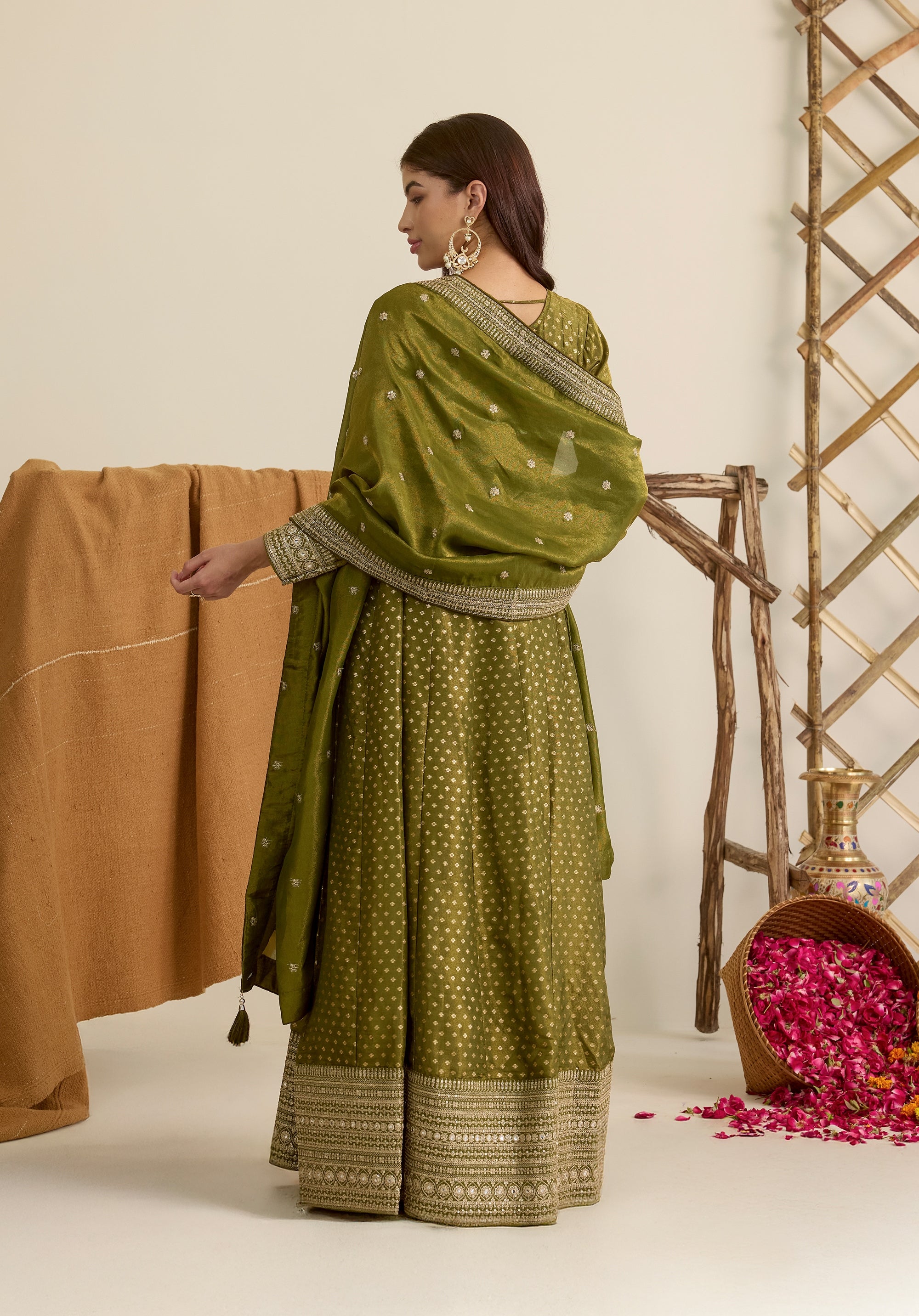 Emerald green Heer Anarkali suit Indian ethnic wear: pure organza silk with floral embroidery, vibrant Jamdani kurta design, perfect for weddings, buy salwar kameez online Banarasi style.